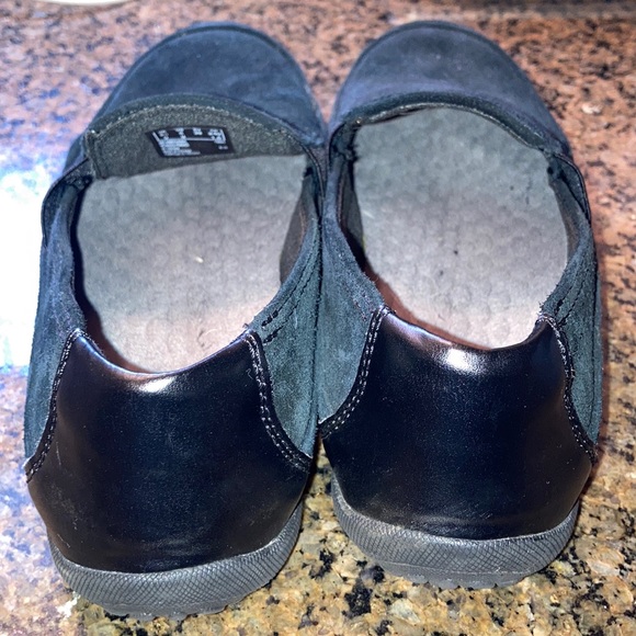 Clark’s Ultimate Comfort Collection Suede Loafers - Picture 7 of 7